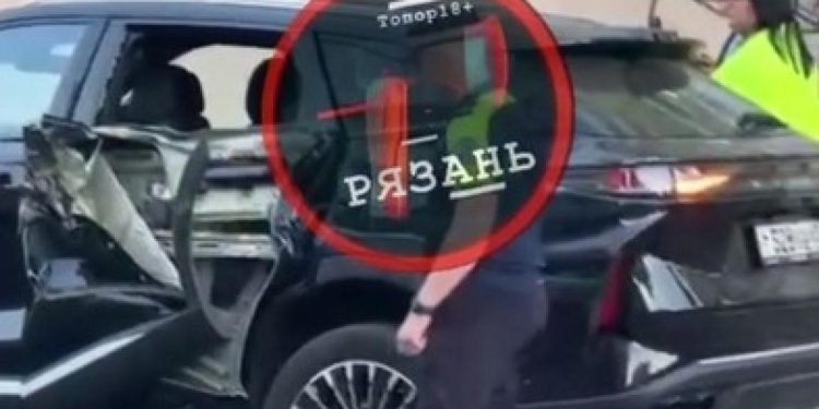 В Рязани водитель грузовика смял дверь легковушки В Рязани водитель грузовика смял дверь легковушки