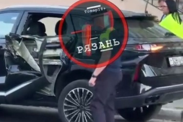 В Рязани водитель грузовика смял дверь легковушки