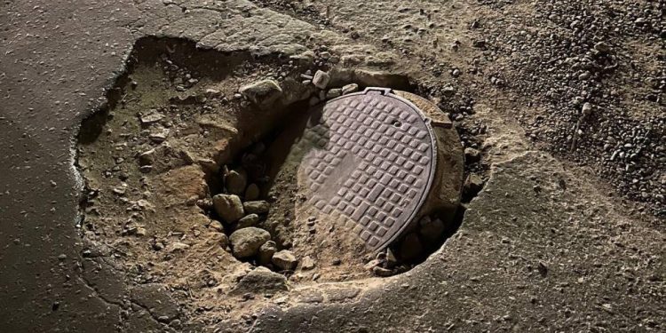 На улице Вокзальной асфальт провалился вместе с люком