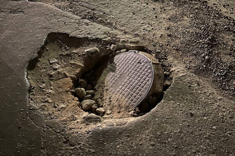 На улице Вокзальной асфальт провалился вместе с люком