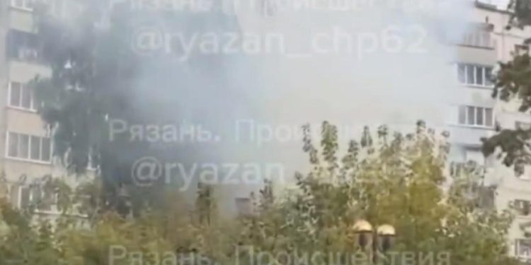 На улице Вокзальной загорелся заброшенный дом