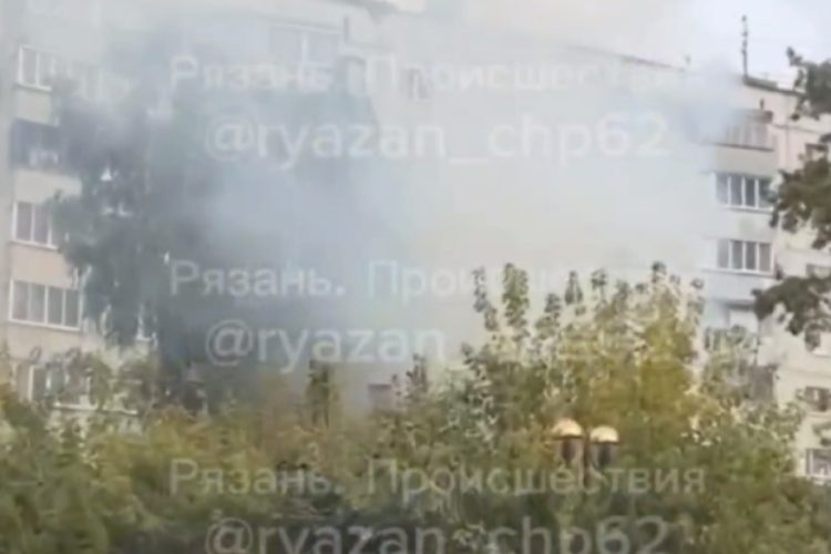 На улице Вокзальной загорелся заброшенный дом