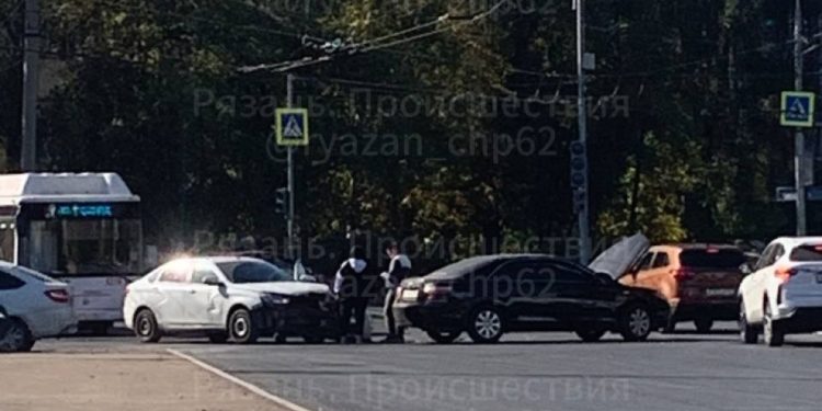 На Московском шоссе 1 октября столкнулись две легковушки