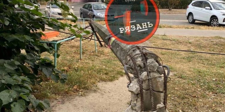 На улице Кальной столб упал на детскую площадку