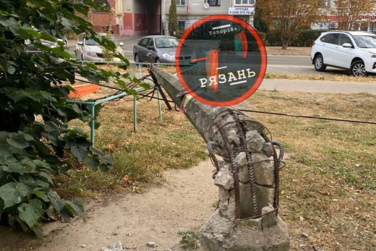 На улице Кальной столб упал на детскую площадку