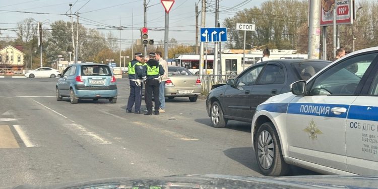 Около автовокзала «Центральный» столкнулись две легковушки