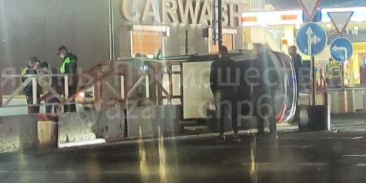 Около рязанского ТРЦ «Премьер» перевернулся автомобиль