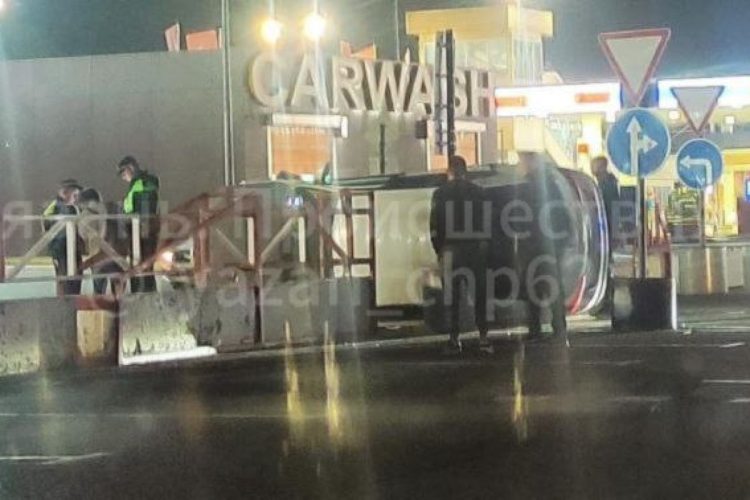 Около рязанского ТРЦ "Премьер" перевернулся автомобиль