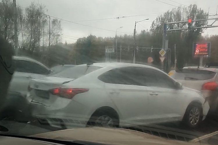 В Рязани около Приокского путепровода столкнулись 6 автомобилей