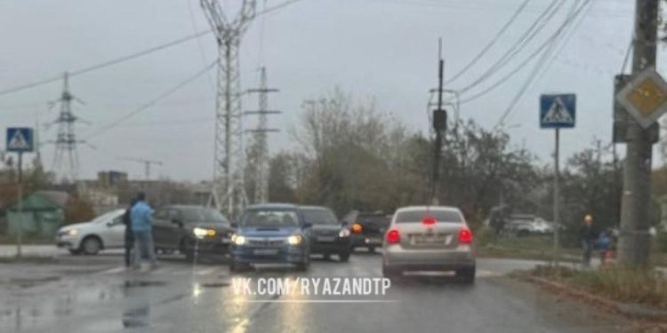 На улице Западной столкнулись две легковушки