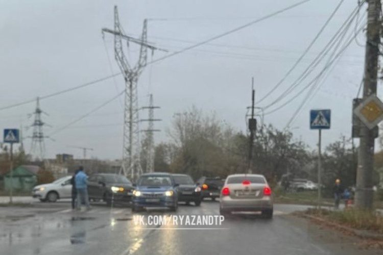 На улице Западной столкнулись две легковушки