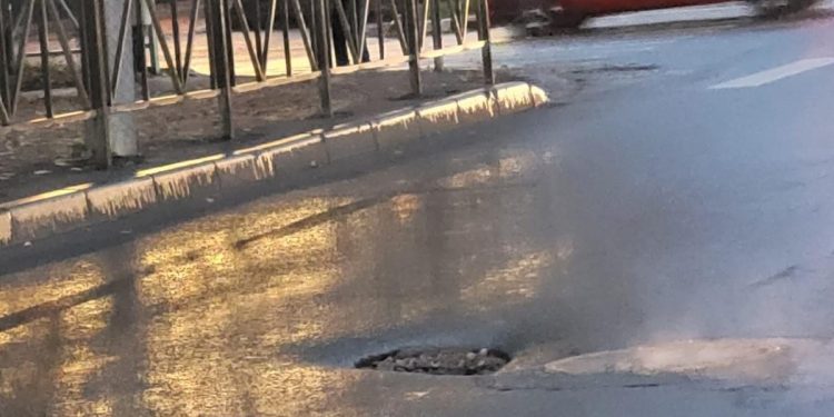 На улице Грибоедова провалился асфальт