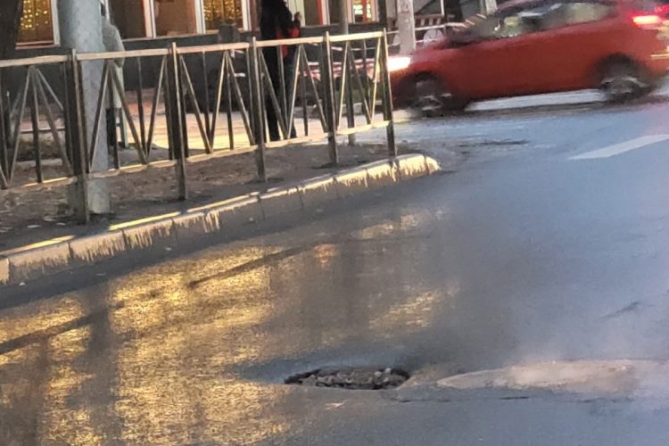На улице Грибоедова провалился асфальт