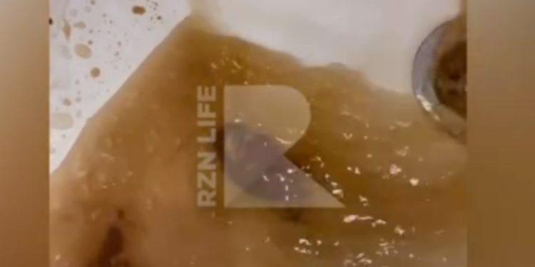 Жители рязанской многоэтажки пожаловались на ржавую воду, которая течет из крана Жители рязанской многоэтажки пожаловались на ржавую воду, которая течет из крана