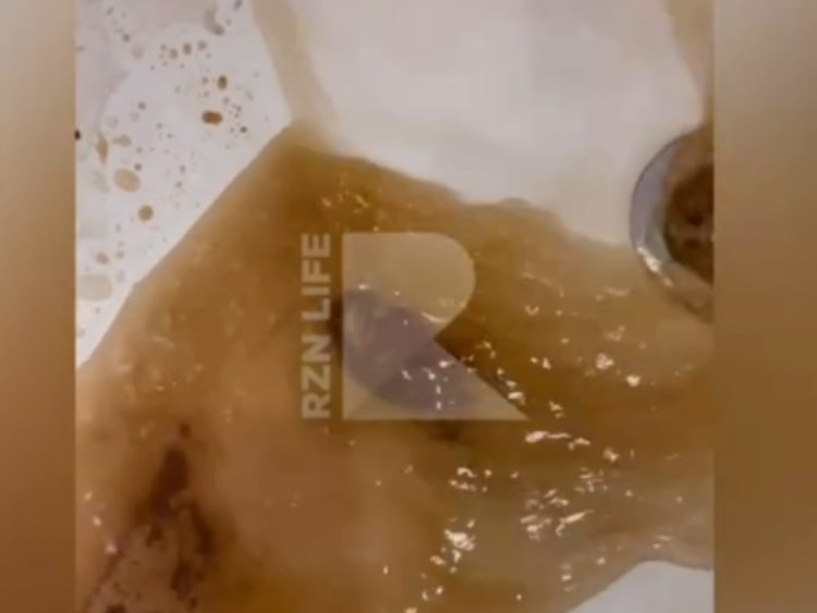 Жители рязанской многоэтажки пожаловались на ржавую воду, которая течет из крана