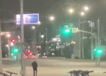 В ночь на 18 октября рязанцы засняли пьяного мужчину, гуляющего по проезжей части В ночь на 18 октября рязанцы засняли пьяного мужчину, гуляющего по проезжей части