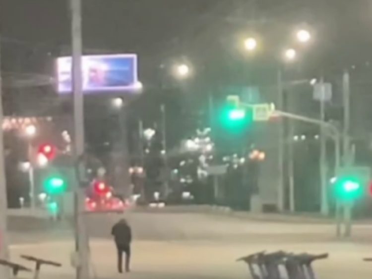 В ночь на 18 октября рязанцы засняли пьяного мужчину, гуляющего по проезжей части