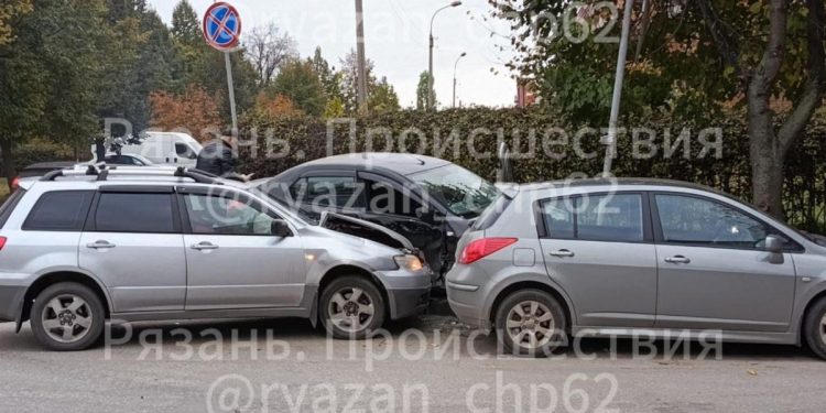 Около рязанской школы №43 столкнулись три автомобиля
