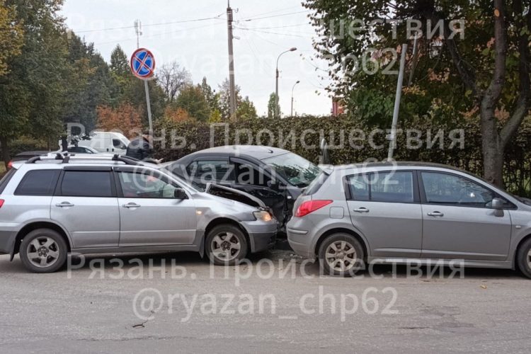 Около рязанской школы №43 столкнулись три автомобиля