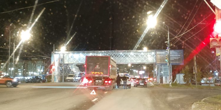 На Муромском шоссе столкнулись грузовик и легковушка