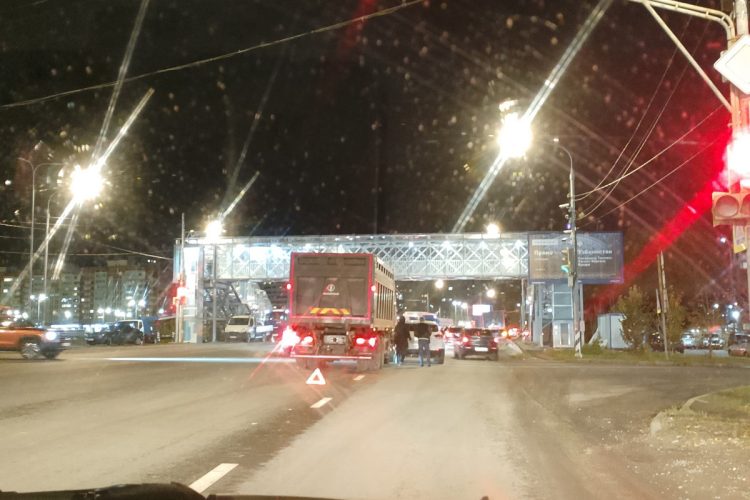 На Муромском шоссе столкнулись грузовик и легковушка