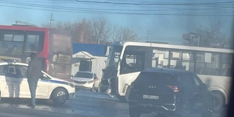 Возле рязанского автовокзала "Центральный" столкнулись кроссовер и маршрутка Возле рязанского автовокзала «Центральный» столкнулись кроссовер и маршрутка