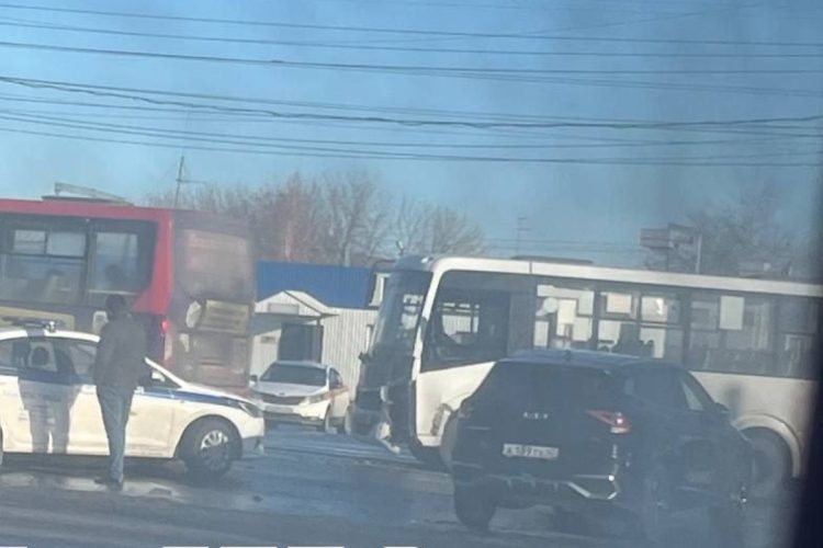 Возле рязанского автовокзала "Центральный" столкнулись кроссовер и маршрутка