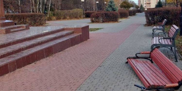 В рязанском сквере имени Скобелева вандалы разворотили скамейку