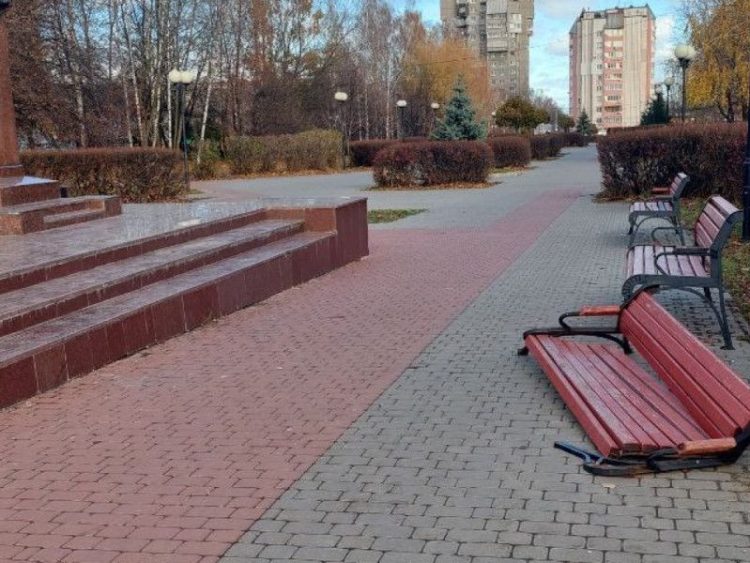 В рязанском сквере имени Скобелева вандалы разворотили скамейку
