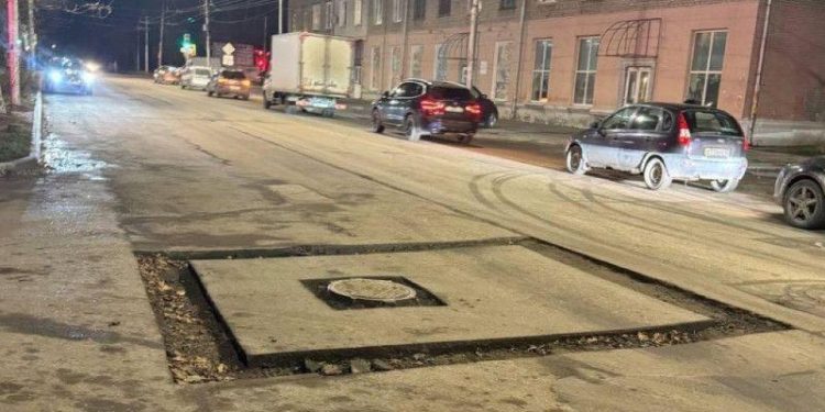 Рязанец пробил колесо автомобиля в яме в Приокском