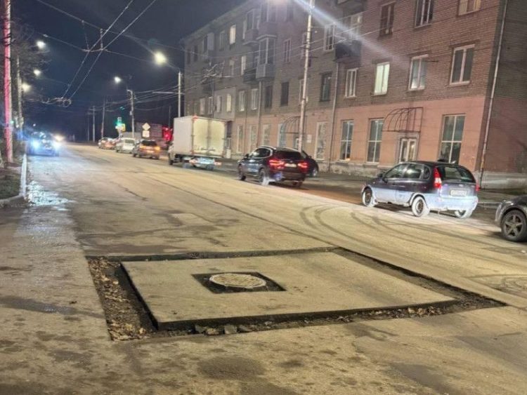 Рязанец пробил колесо автомобиля в яме в Приокском