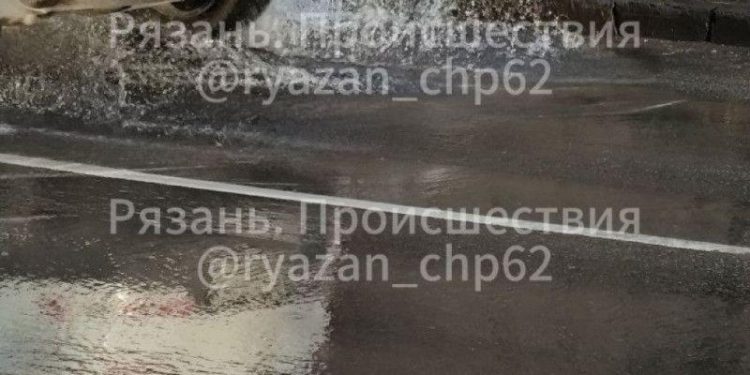 На улице Советской Армии затопило проезжую часть из-за прорыва канализации