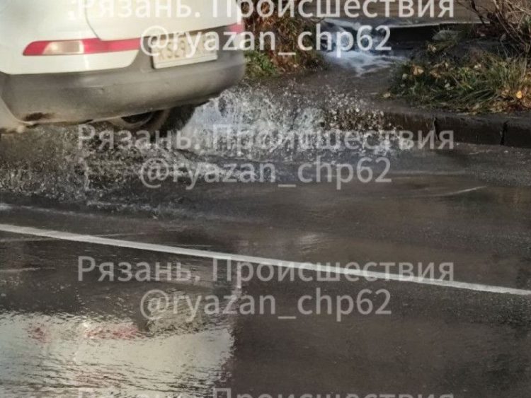 На улице Советской Армии затопило проезжую часть из-за прорыва канализации