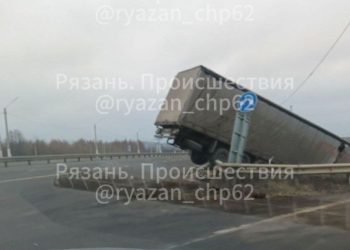 В Михайловском районе фура вылетела в кювет