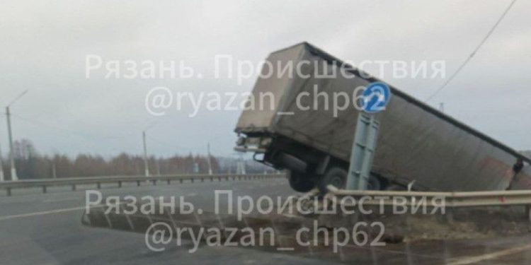 В Михайловском районе фура вылетела в кювет