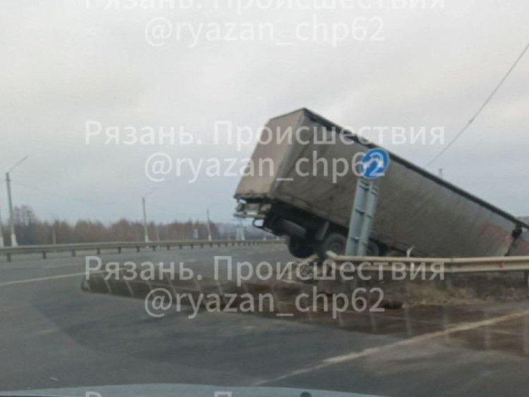 В Михайловском районе фура вылетела в кювет