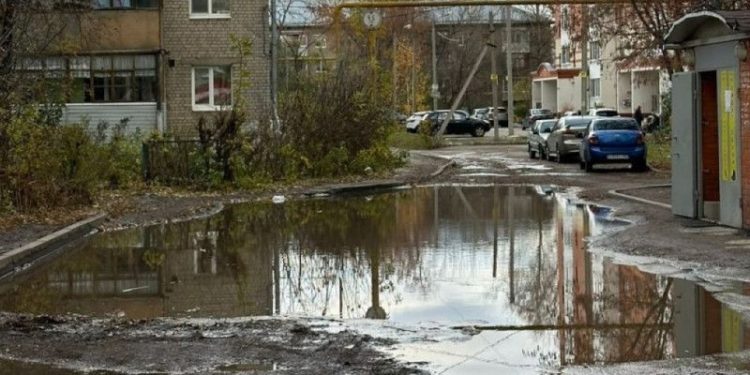 Рязанцы сообщили о разбитой дороге и затапливаемых подвалах