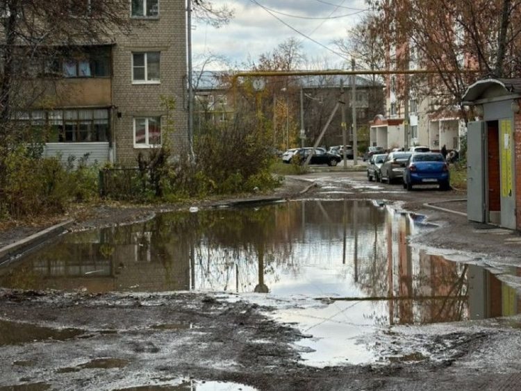 Рязанцы сообщили о разбитой дороге и затапливаемых подвалах
