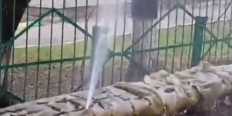 На улице Щорса прорвало теплотрассу