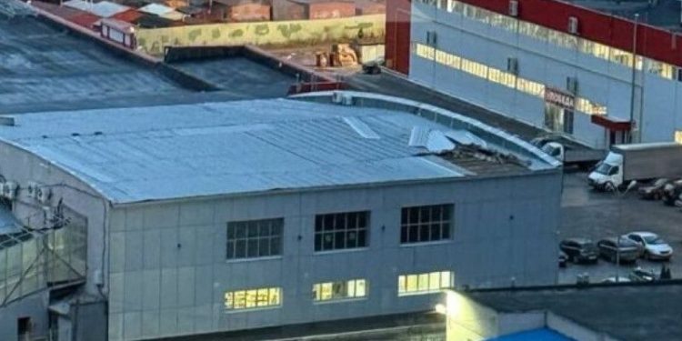 В Рязани на проезде Шабулина у здания из-за урагана сорвало крышу