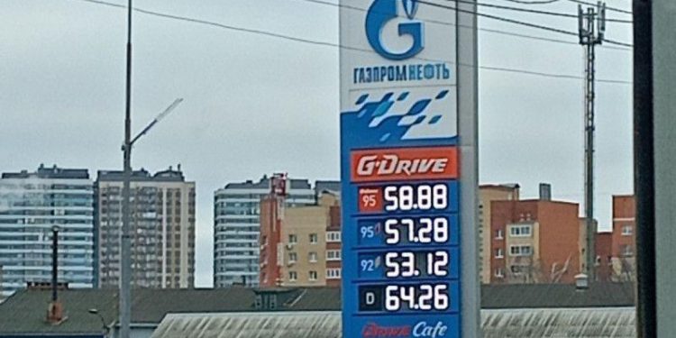 Рязанские водители снова пожаловались на очередной рост цен на бензин