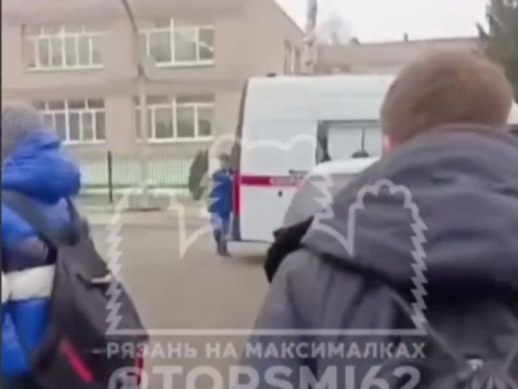 Из рязанской школы №55 ученика увезли на машине скорой помощи