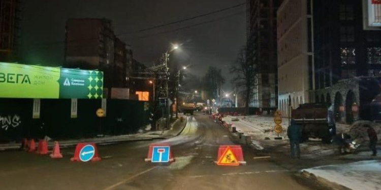 На улице Татарской перекрыли движение транспорта