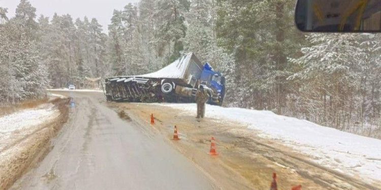 В Шиловском районе фура вылетела в кювет