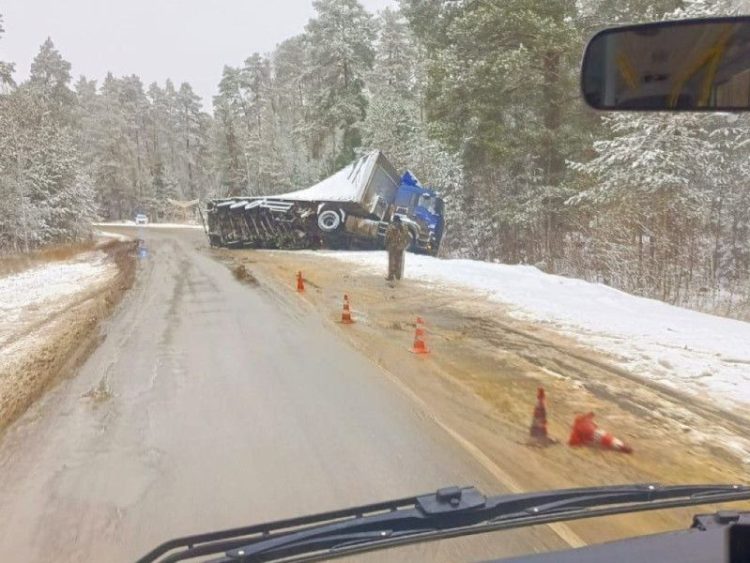 В Шиловском районе фура вылетела в кювет