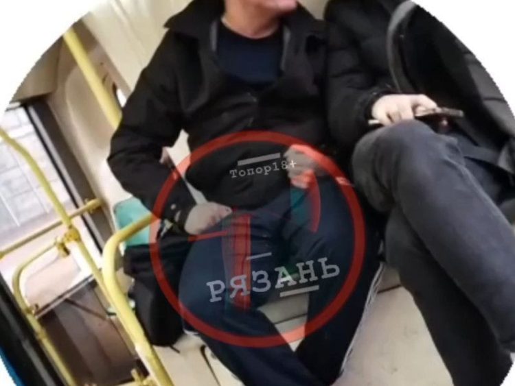 В рязанском автобусе №27 нетрезвый мужчина приставал к пассажирам