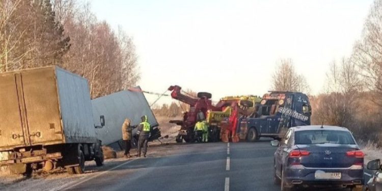 В Клепиковском районе фура вылетела в кювет