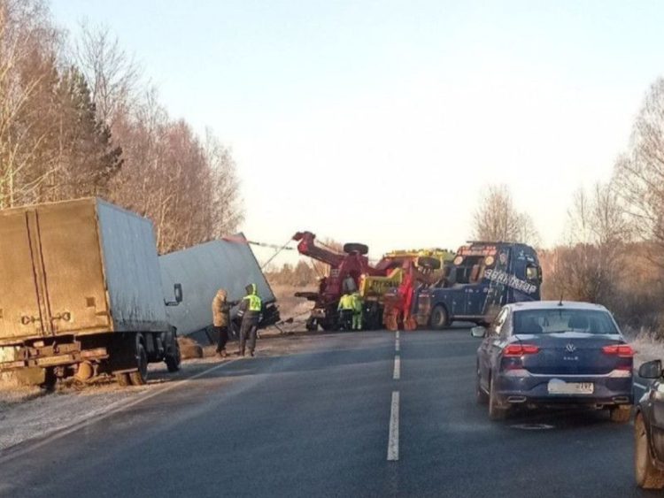В Клепиковском районе фура вылетела в кювет