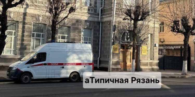 У здания рязанского правительства засняли «скорую помощь» 5 декабря