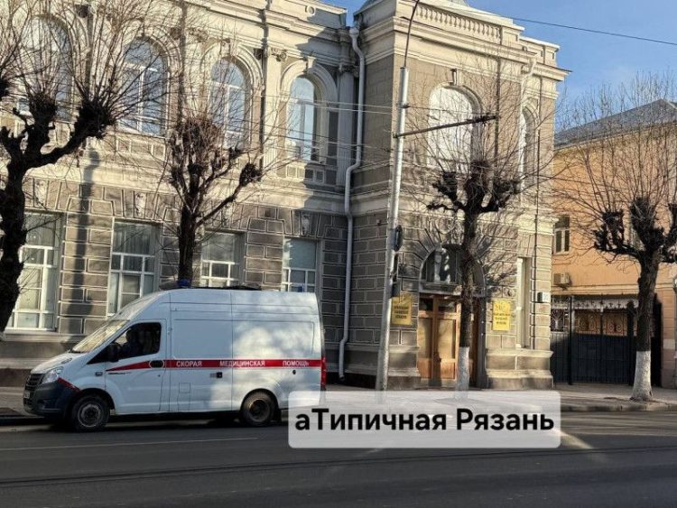 У здания рязанского правительства засняли "скорую помощь" 5 декабря